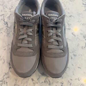 Saucony Jazz Sneakers in Gray and Silver BRAND NEW NEVER WORN Size 10 Women’s